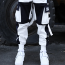 Dynamisch unterwegs: Schwarz-Weiße Sport-Cargohose-Cargo Hose- 5